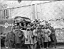 Meccanici militari italiani al garage della Croce Rossa Americana, Padova. Sul sedile Lieut. MW Crew, Chicago, responsabile di questa stazione. 1918 (Oscar Mario Zatta)